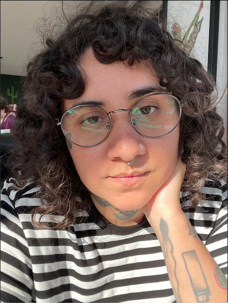 Tatuadora Nathalia Veiga sorrindo, especialista em tatuagens geeks e coloridas em Londrina, PR