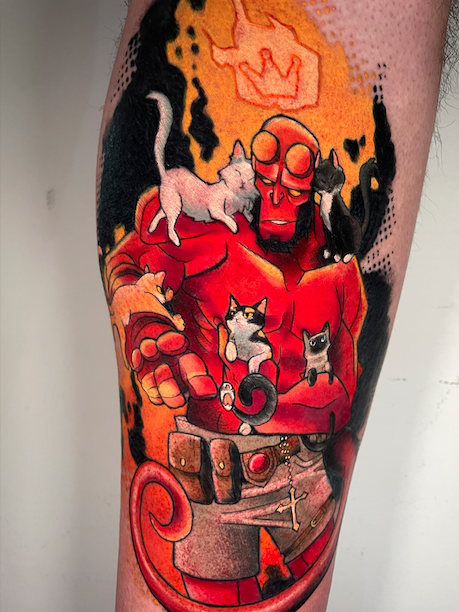 Tatuagem do personagem Hellboy segurando gatinhas, feita por Nathalia Veiga em Londrina, PR