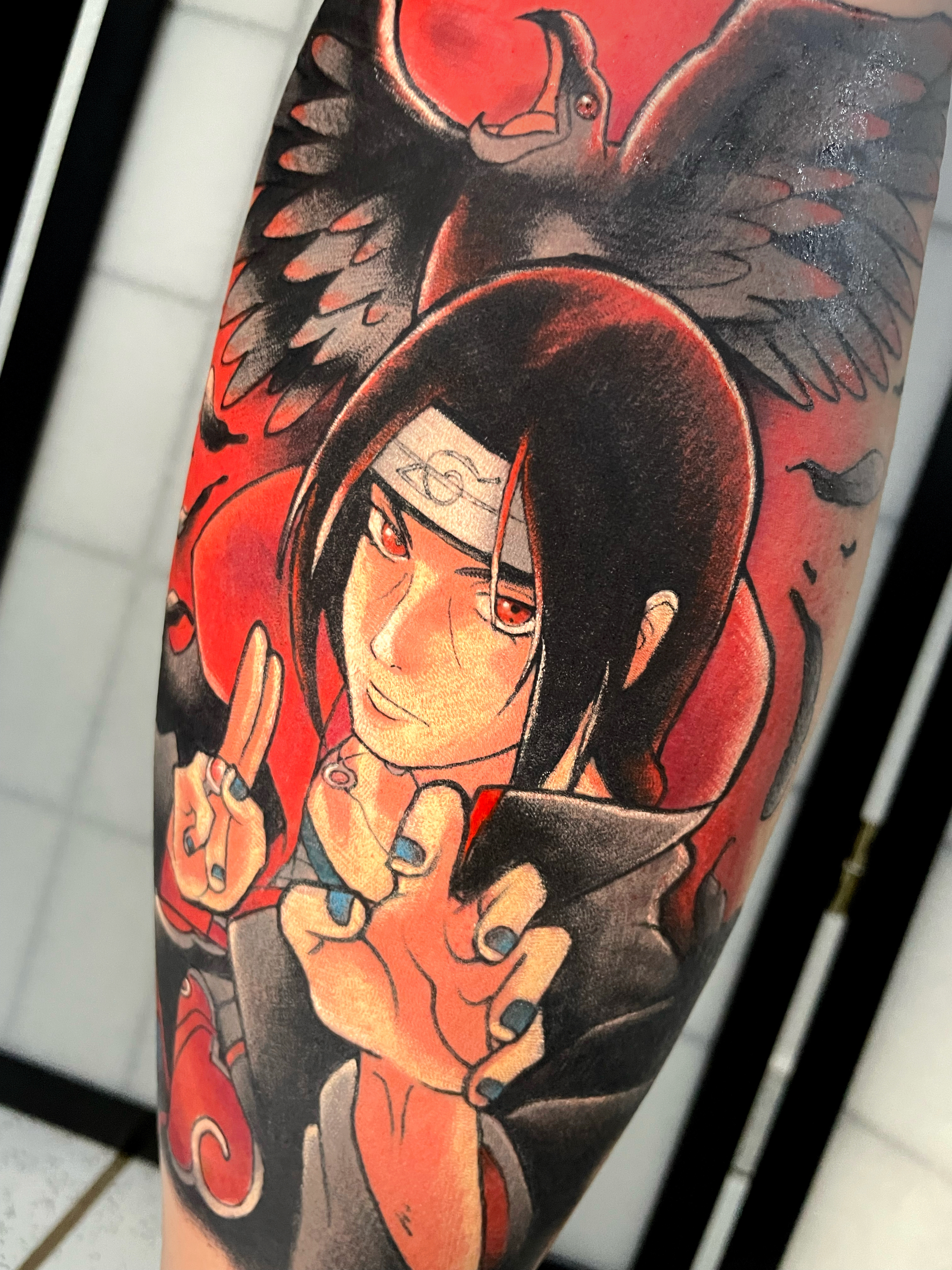 Tatuagem do personagem Itachi de Naruto, feita por Nathalia Veiga em Londrina, PR