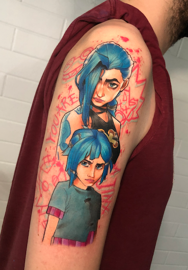 Tatuagem das personagens Jinx e Powder de Arcane, feita por Nathalia Veiga em Londrina, PR
