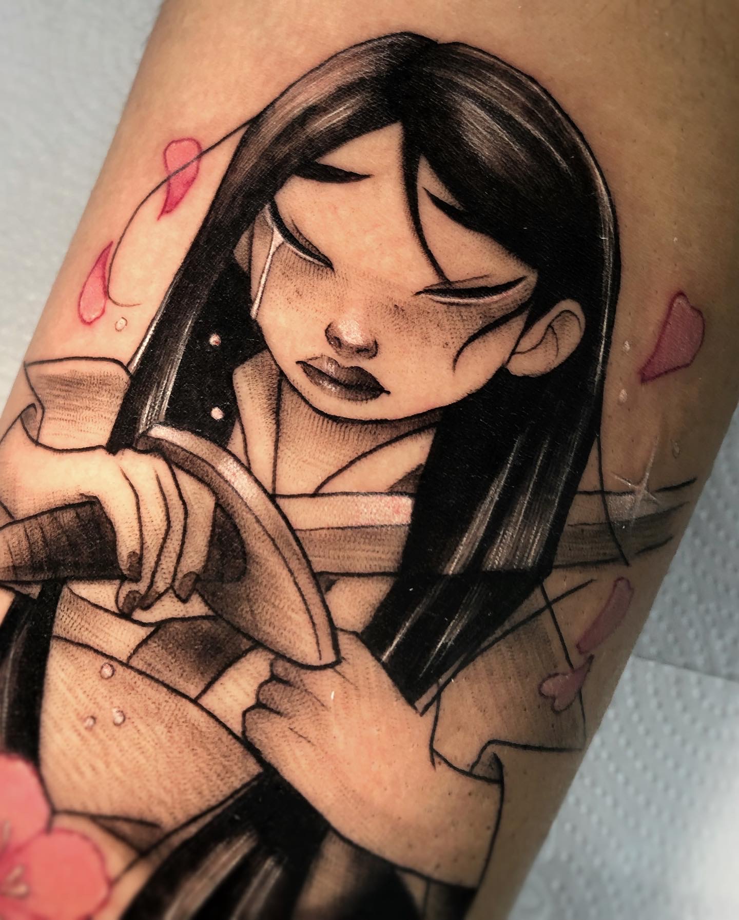Tatuagem da personagem Mulan da Disney, feita por Nathalia Veiga em Londrina, PR