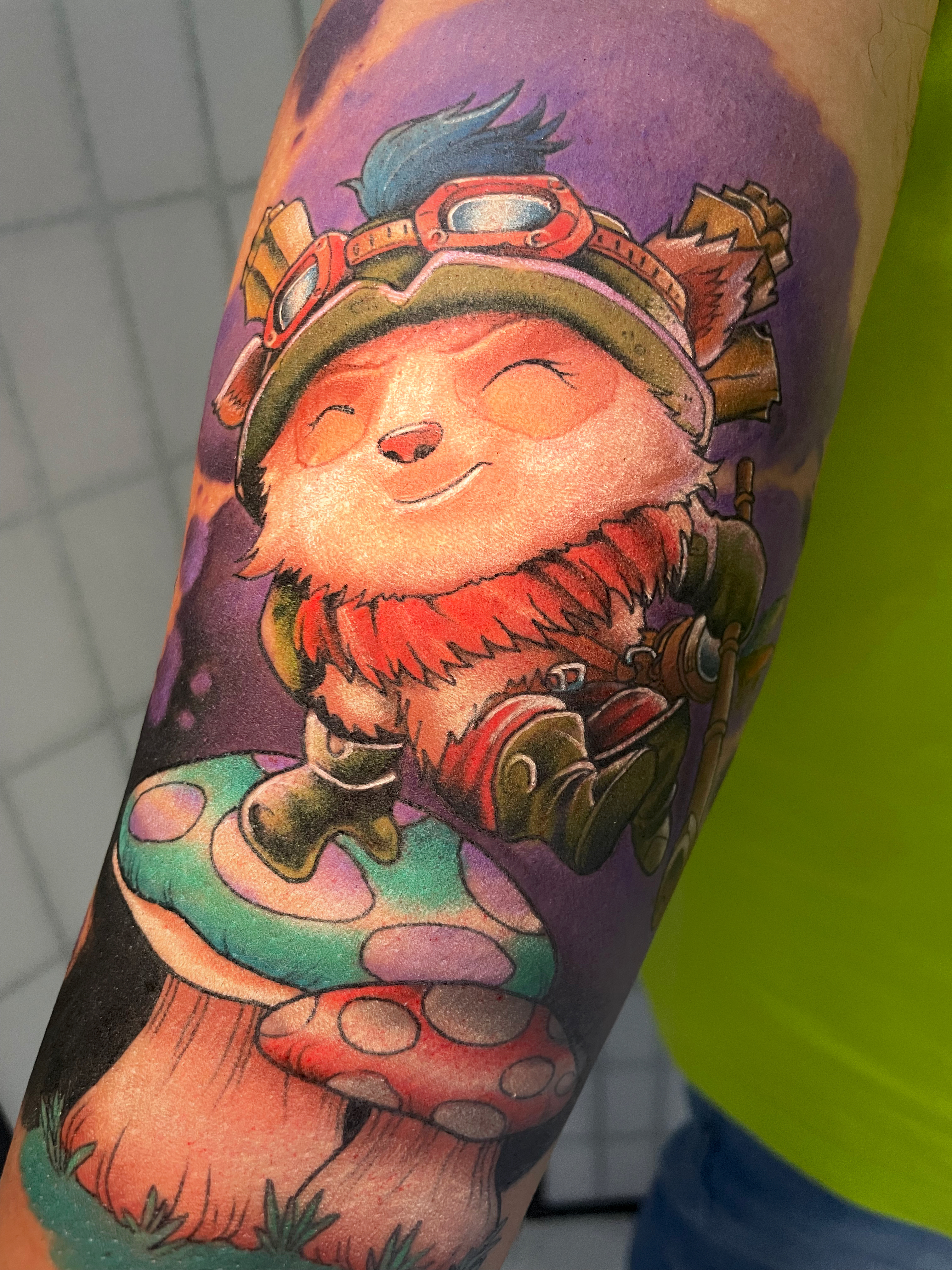 Tatuagem do personagem Teemo de League of Legends, feita por Nathalia Veiga em Londrina, PR