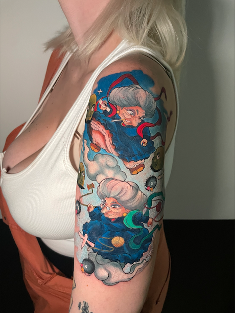 Tatuagem das personagens Yubaba e Zeniba de A Viagem de Chihiro, feita por Nathalia Veiga em Londrina, PR